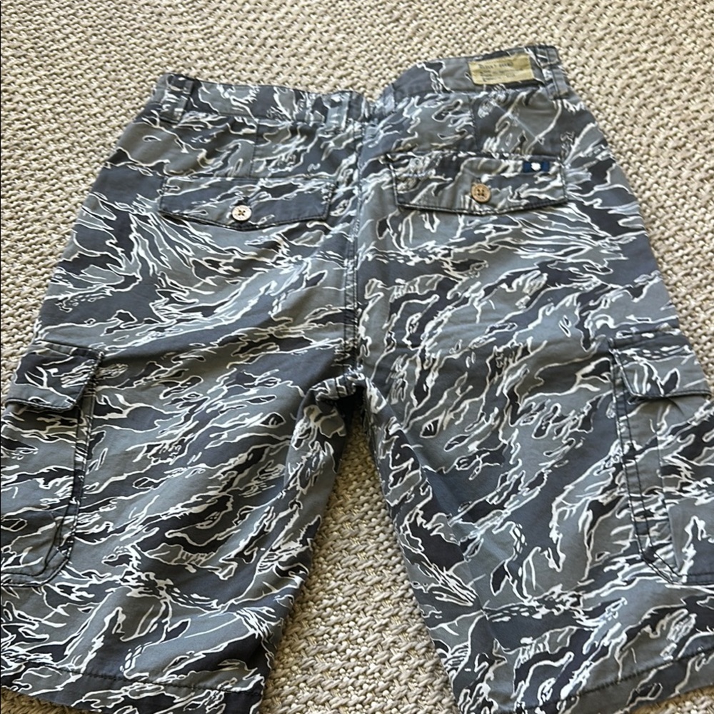 Stylish Gray Camouflage Men's Shorts - Picture 3 of 3
